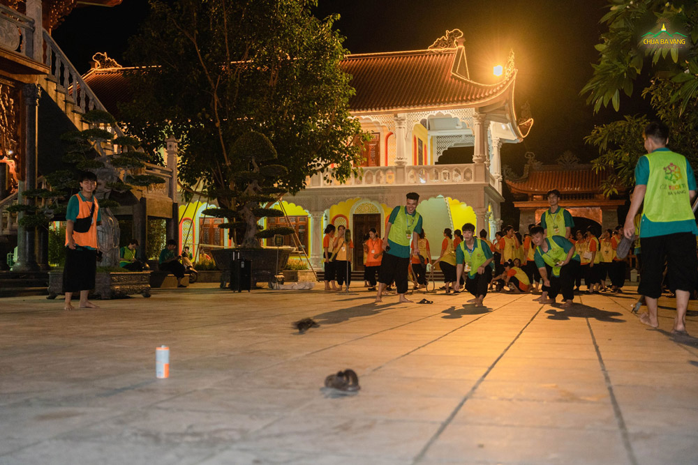 Các bạn ấy đang chơi trò gì vậy nhỉ?