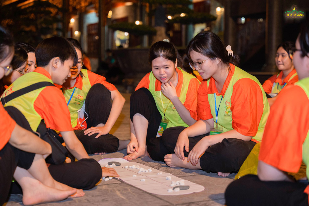 Giữa sân chùa, những trò chơi dân gian là cầu nối mang lại tiếng cười và sự gắn kết cho mọi người.