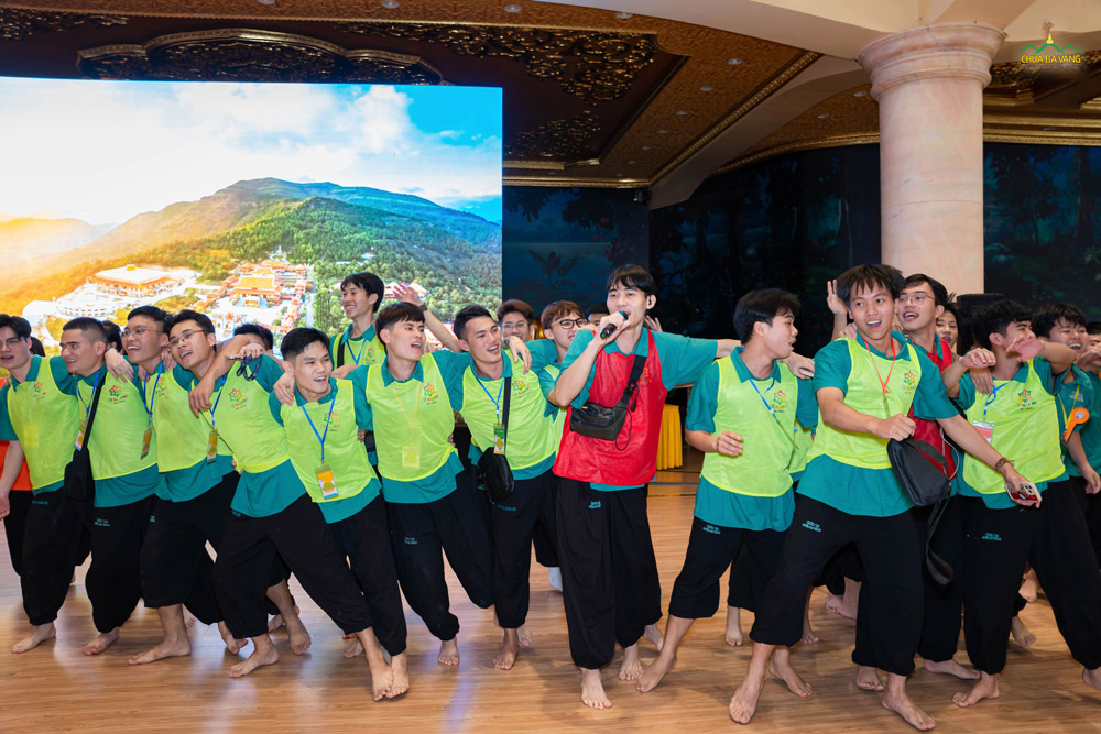 Những người bạn từ khắp muôn phương, ban đầu xa lạ nhưng dần dần trở thành người anh em thân thiết trong Câu lạc bộ