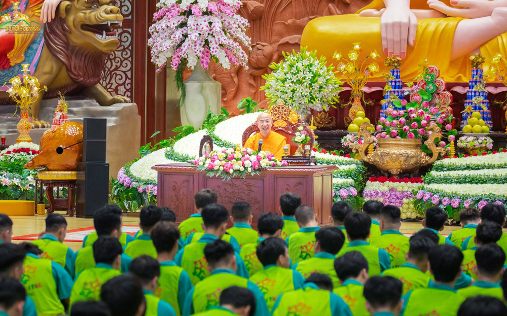 Trong ngày trở về tham gia Khóa tu Thanh thiếu niên tháng 10, các bạn được nghe Sư Phụ giảng Pháp với chủ đề “Thiền sư cho trăng”