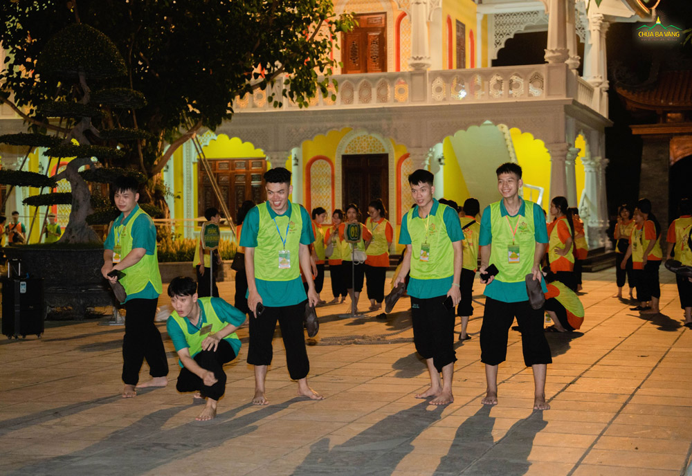 Những tiếng cười từ trò chơi dân gian khiến không gian chùa trở nên rộn ràng – nơi niềm vui giản dị và kết nối những tình bạn đẹp.