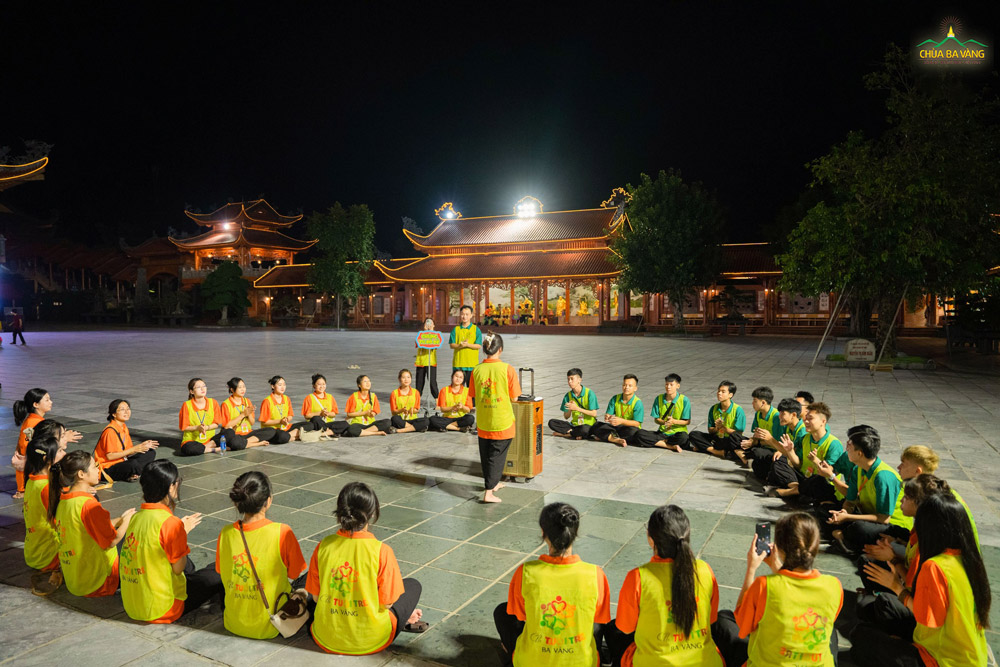 Những trò chơi dân gian mang lại tiếng cười rộn rã, giúp các bạn gắn kết với nhau hơn.