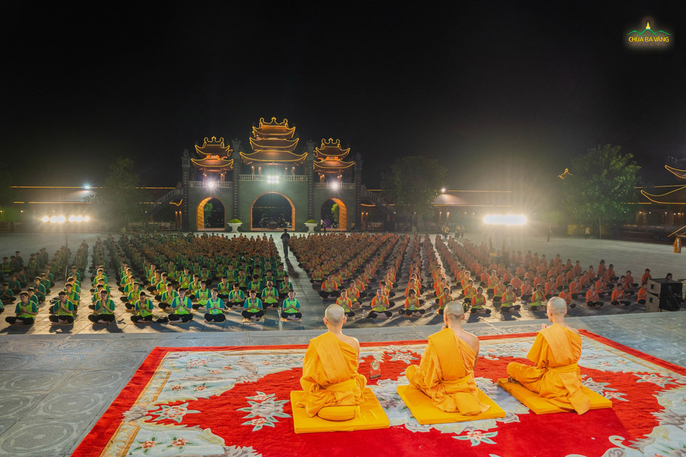 Trong không gian tĩnh lặng, các bạn chắp tay trang nghiêm bạch Phật theo sự hướng dẫn của chư Tăng