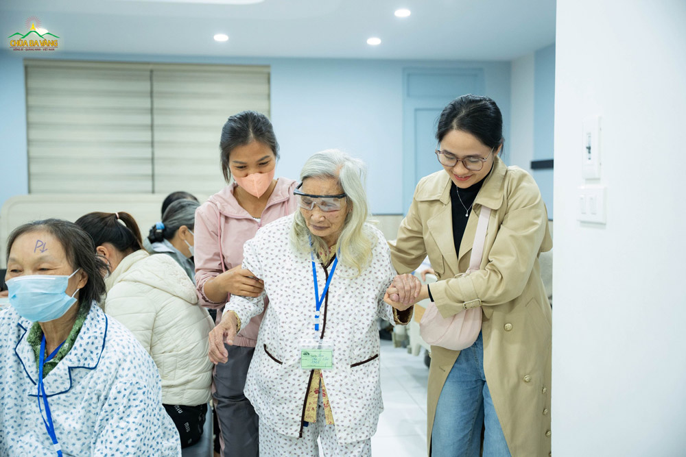Cụ bà đi mổ với sự quan tâm và chăm sóc, chan chứa yêu thương