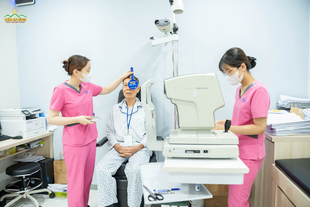 Trước khi bước vào ca mổ mắt, các bệnh nhân đều được các y bác sĩ khám kỹ lưỡng, đảm bảo an toàn và đạt kết quả tốt nhất