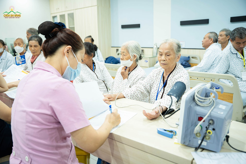 Tại bệnh viện, các y bác sĩ và nhân viên y tế tận tình chăm sóc, kiểm tra sức khỏe cho các cụ ông, cụ bà