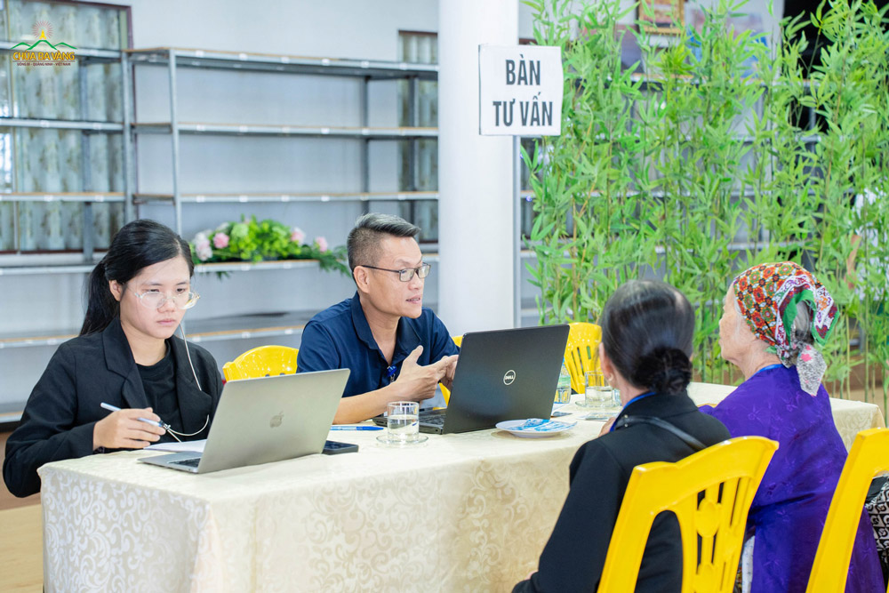 Các bệnh nhân được hướng dẫn, tư vấn về mắt