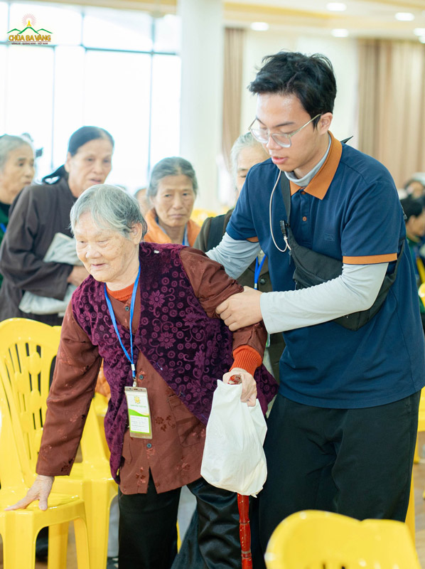 Một cái nắm tay, một bước dìu đỡ – nhưng chứa tấm lòng tương thân tương ái và biết sẻ chia