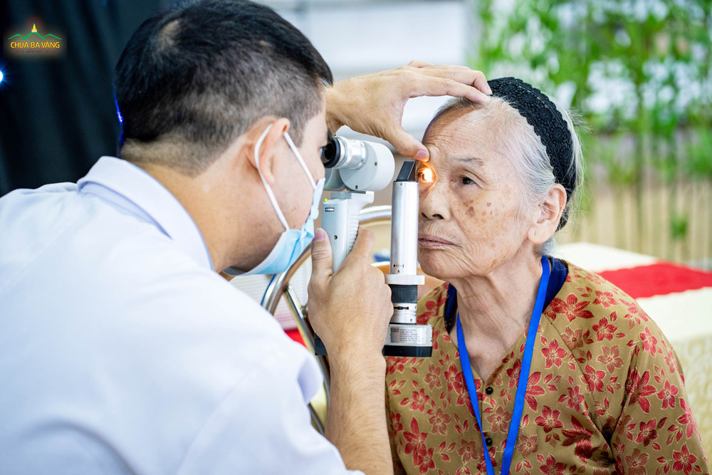 Y bác sĩ tiến hành kiểm tra thị lực mắt