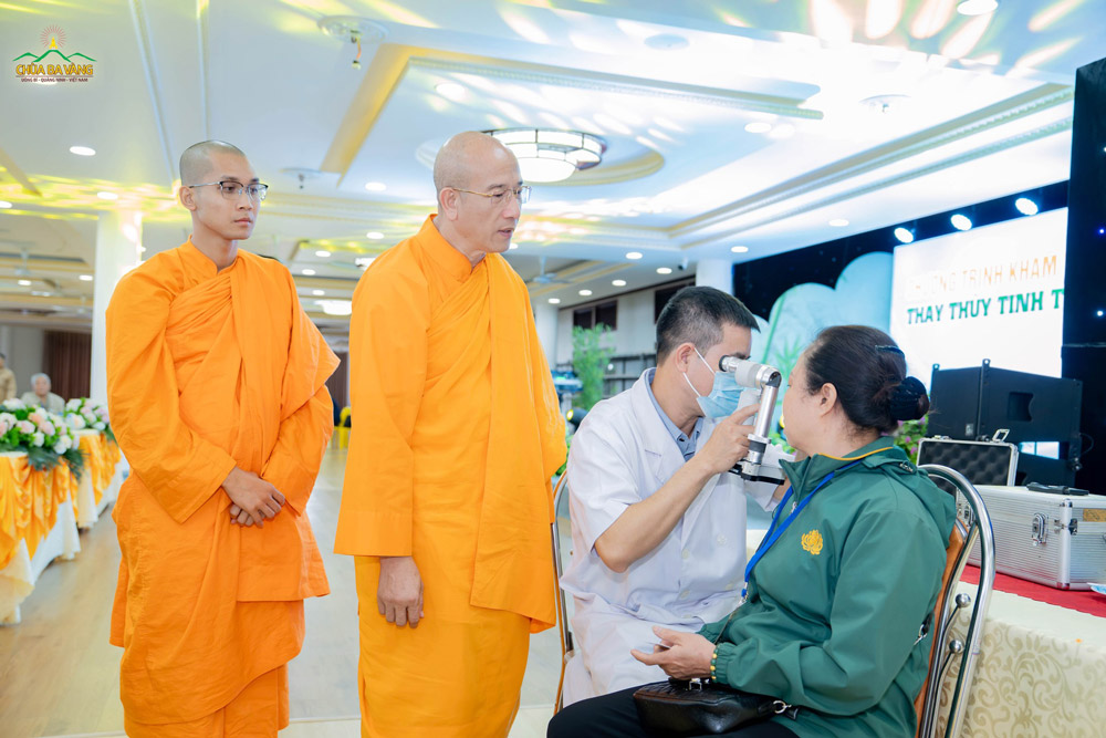Sư Phụ Thích Trúc Thái Minh rất quan tâm đến quá trình khám mắt