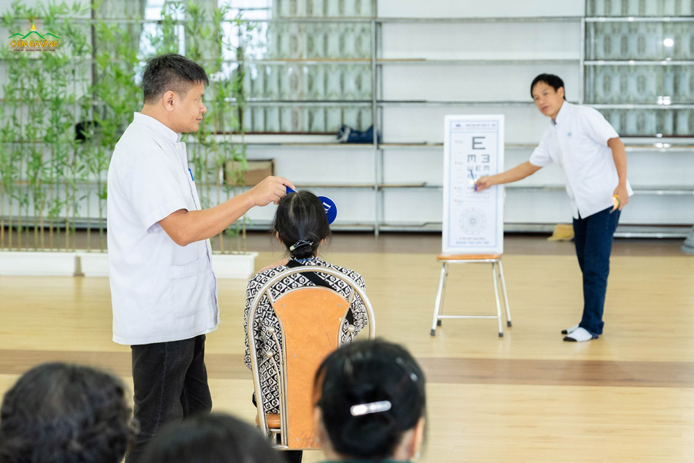Bệnh nhân được kiểm tra thị lực mắt từ xa