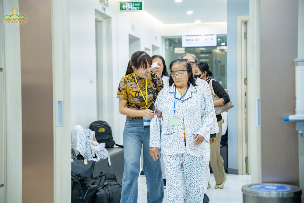 Sau ca mổ mắt thành công, cụ bà được nhân viên y tế nhẹ nhàng dìu ra ngoài mang theo hy vọng về đôi mắt sáng
