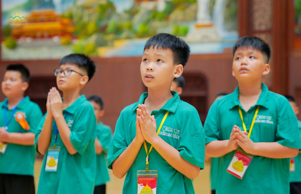 Các bạn khóa sinh trang nghiêm tham gia thời khóa