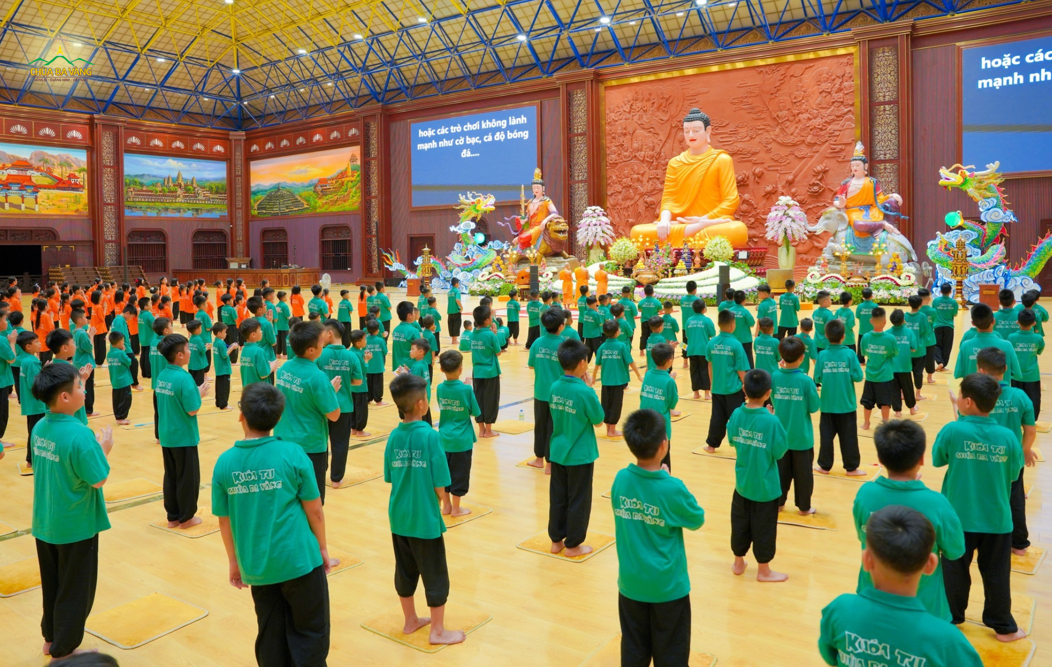 Dưới sự dẫn lễ của chư Tăng, các bạn khóa sinh lễ Phật thực hành tâm cung kính