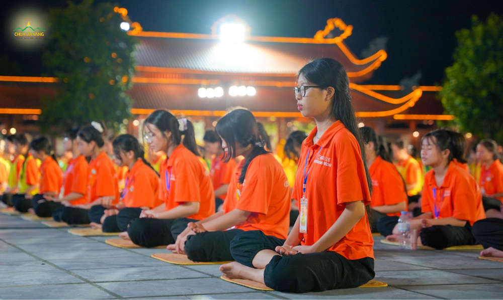 Khóa sinh trang nghiêm thực tập tọa thiền theo hướng dẫn của chư Tăng