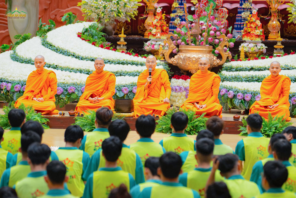 Chư Tăng hỏi thăm, chia sẻ với các bạn chương trình “Trà - Mùa tri ân và tuổi trẻ”