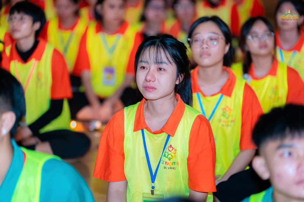 Bạn trẻ xúc động khi lắng nghe những chia sẻ về tình thầy trò, lòng biết ơn và tình thương bao la của cha mẹ.