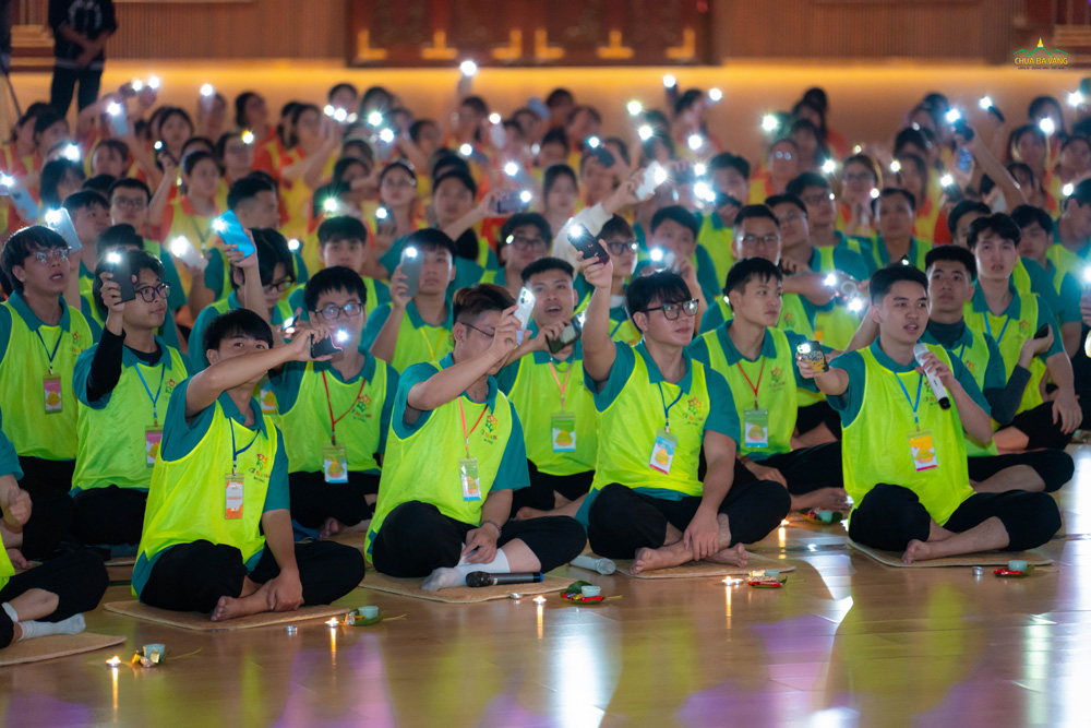 Các bạn cùng giơ cao ánh đèn flash và ca vang giai điệu bài hát “Trái tim người Thầy”
