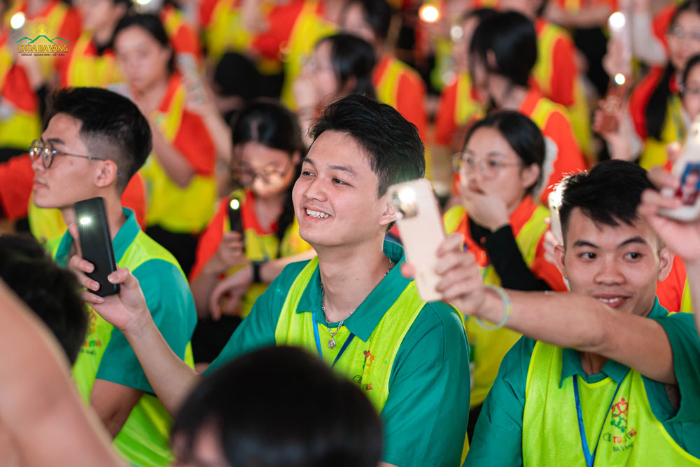 Cuối chương trình, những nụ cười rạng rỡ chứa đựng niềm hạnh phúc và biết ơn. Trong ánh sáng lung linh của đèn flash, không khí như bừng lên sự kết nối và yêu thương, khép lại một buổi tâm sự đầy cảm xúc và ý nghĩa.