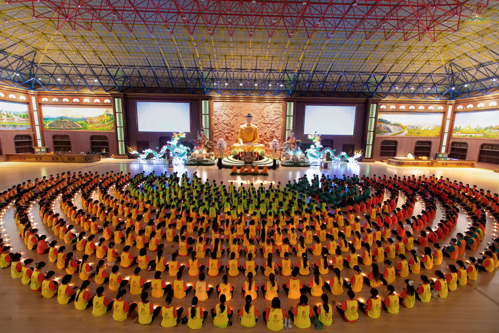 Giữa không gian trang nghiêm, các bạn cùng nhau thực tập thiền, lắng tâm theo từng hơi thở, để tâm hồn trở nên nhẹ nhàng và tĩnh tại.