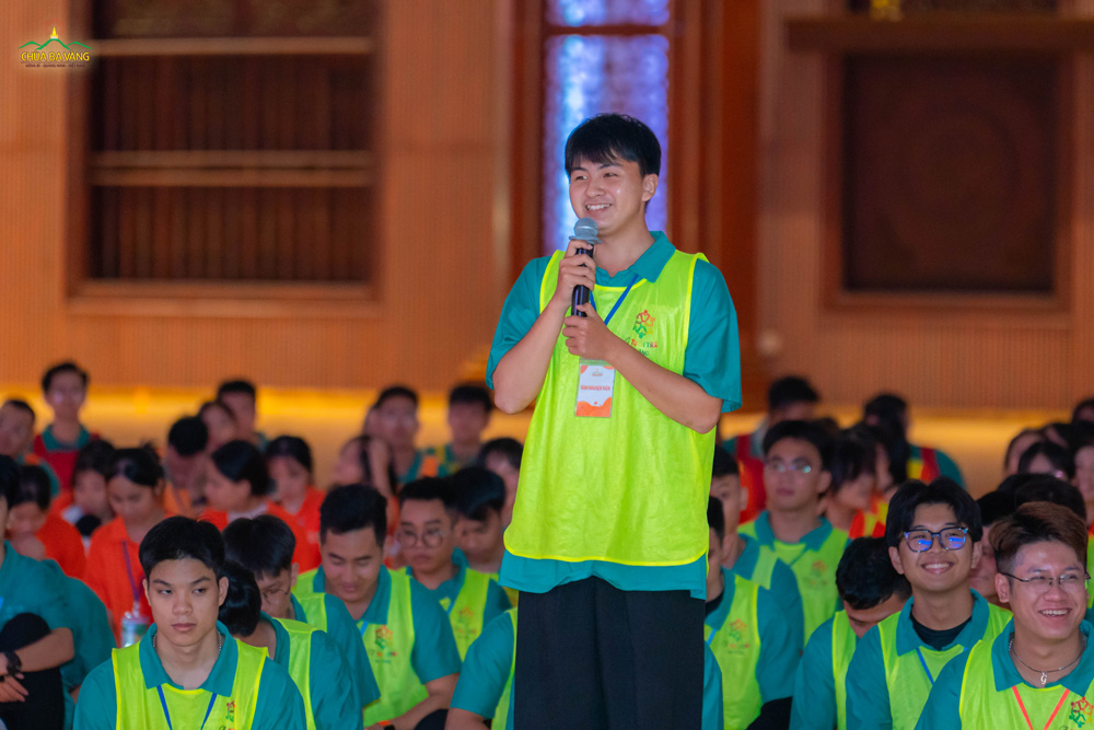 Trong không gian gần gũi và lắng đọng, các bạn cùng chia sẻ, tâm sự mở ra sự kết nối, giúp mọi người thêm thấu hiểu với nhau hơn.