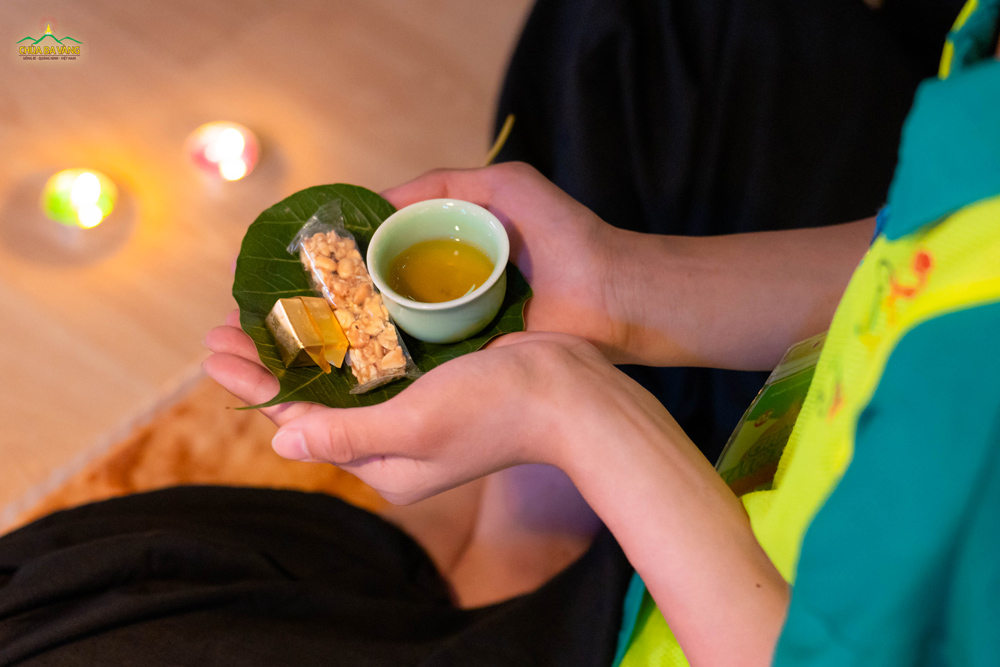 Trong không gian tĩnh lặng, đôi tay nâng nhẹ chén trà thơm, miếng bánh nhỏ. Mỗi ngụm trà, mỗi hương vị đều được thưởng thức trong sự trân quý như một cách trở về với chính mình, cảm nhận sự an lành trong từng khoảnh khắc.