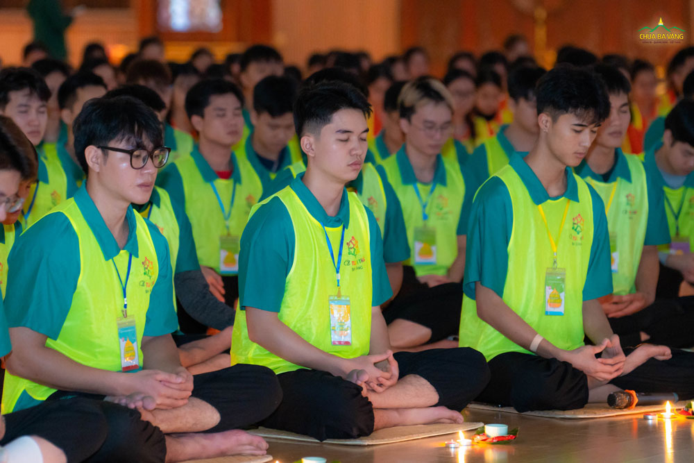 Các bạn cùng nhau thực tập thiền, đây là giây phút lắng đọng trước khi thưởng trà và tâm sự những câu chuyện mùa tri ân.