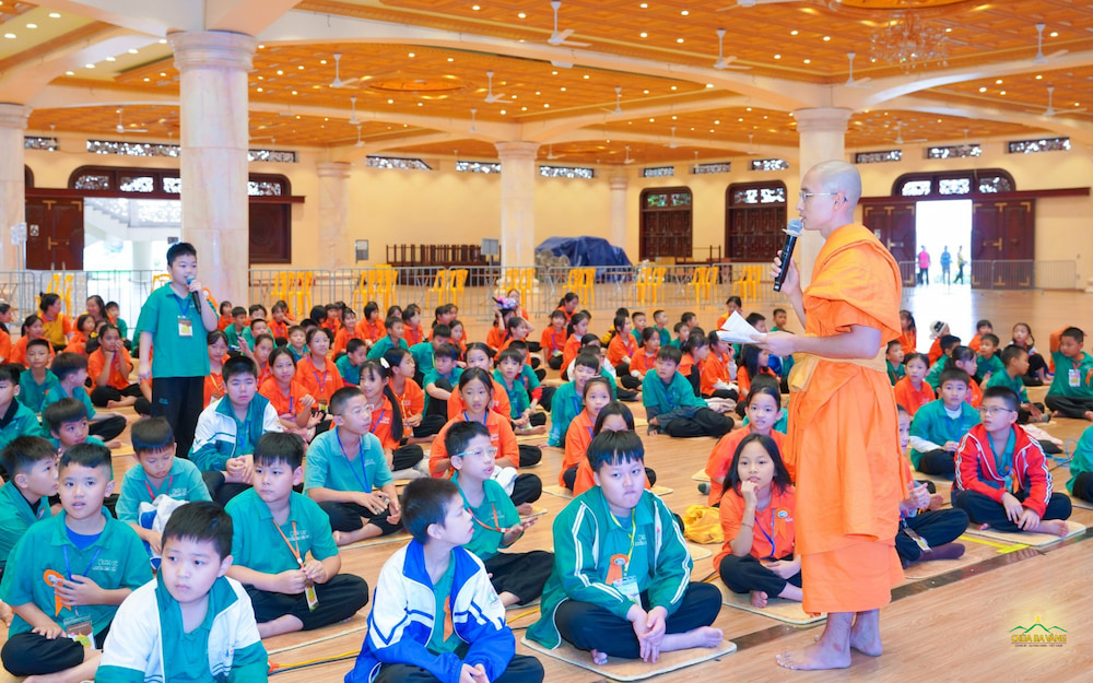 Chư Tăng chia sẻ cùng các bạn khóa sinh CLB La Hầu La