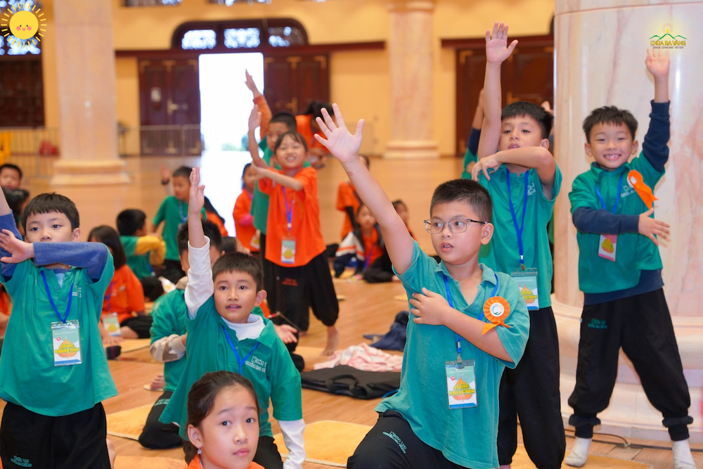 Các bạn khóa sinh hăng hái giơ tay phát biểu