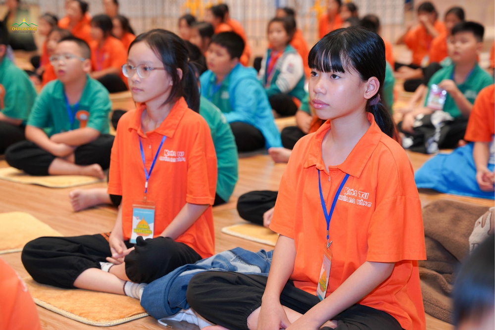 Các khóa sinh chăm chú lắng nghe chư Tăng chia sẻ