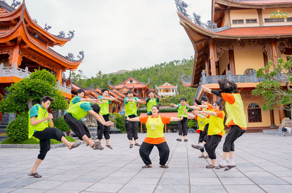 Tạo dáng check-in Chúng A Na Luật sẽ như thế nào?  