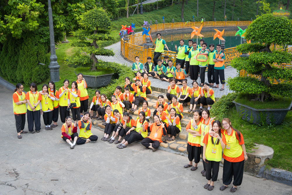 Những nụ cười rạng rỡ của thanh xuân – nơi tình bạn được gắn kết dưới mái già lam Ba Vàng.  