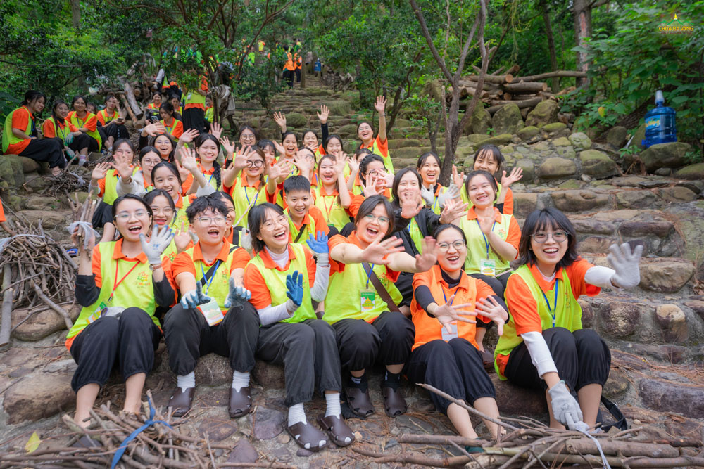 Nhà lớn - nnơi gắn kết và chứa đựng bao niềm vui, hạnh phúc của tuổi trẻ.  