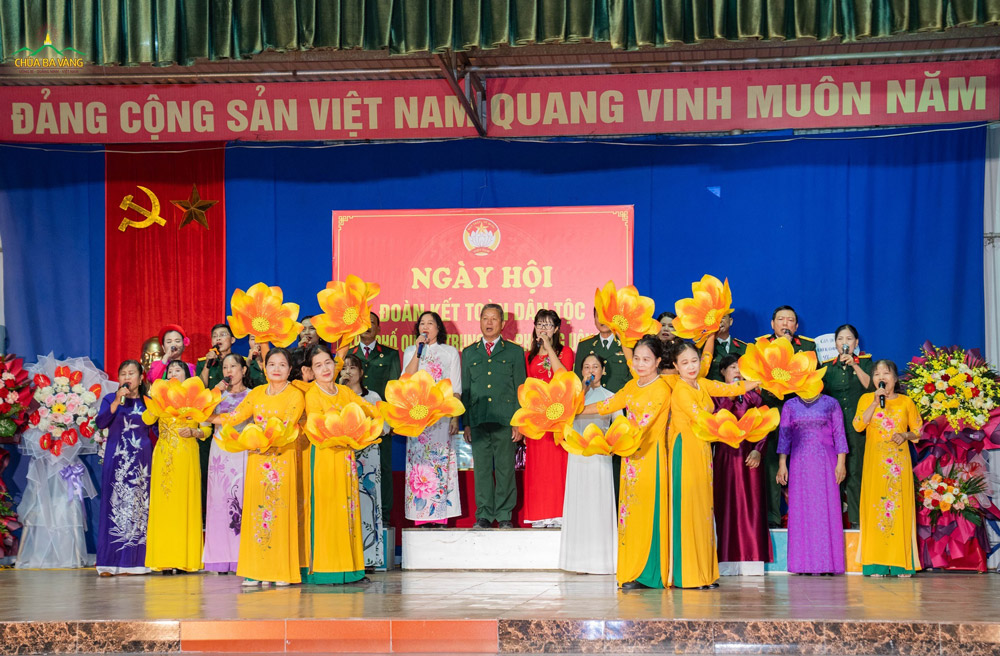 Tiết mục văn nghệ đón mừng Ngày hội Đại đoàn kết toàn dân tộc tại khu phố Quang Trung 5B, phường Uông Bí