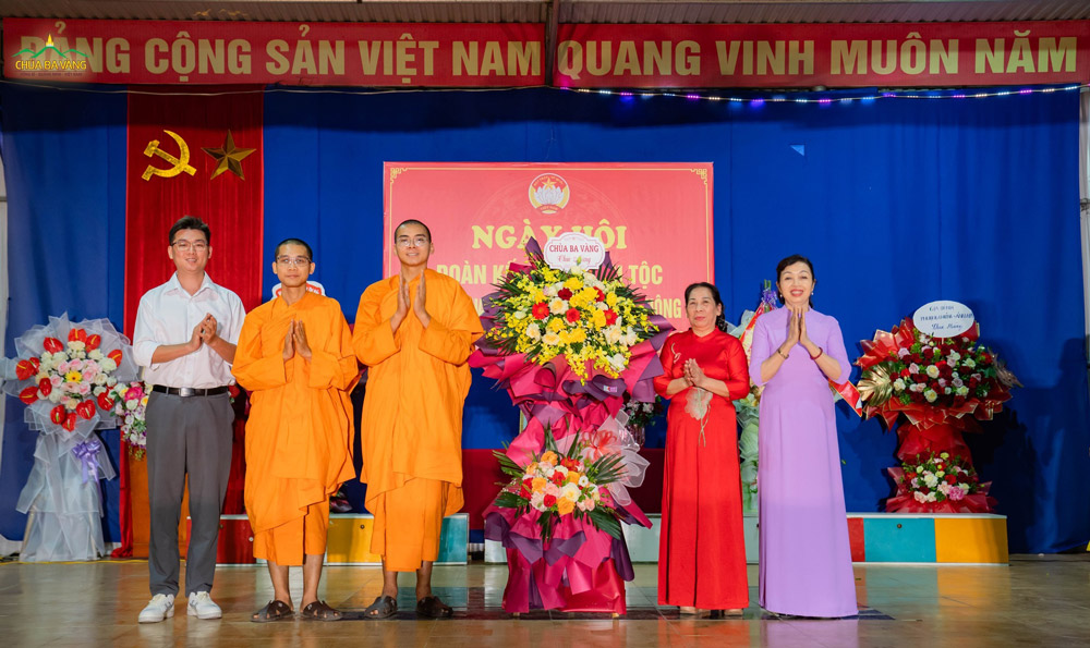 Chùa Ba Vàng tặng hoa chúc mừng Ngày hội Đại đoàn kết toàn dân tộc năm 2025 tại khu phố Quang Trung 5B, phường Uông Bí, tỉnh Quảng Ninh