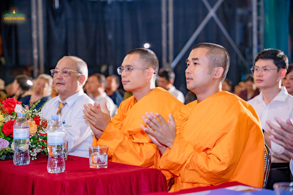 Đại diện chư Tăng chùa Ba Vàng tham dự và chúc mừng Ngày hội Đại đoàn kết toàn dân