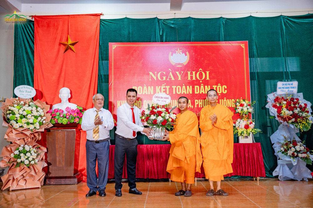 Chùa Ba Vàng tặng hoa chúc mừng Ngày hội Đại đoàn kết toàn dân tộc năm 2025 tại khu phố Quang Trung 5A, phường Uông Bí, tỉnh Quảng Ninh