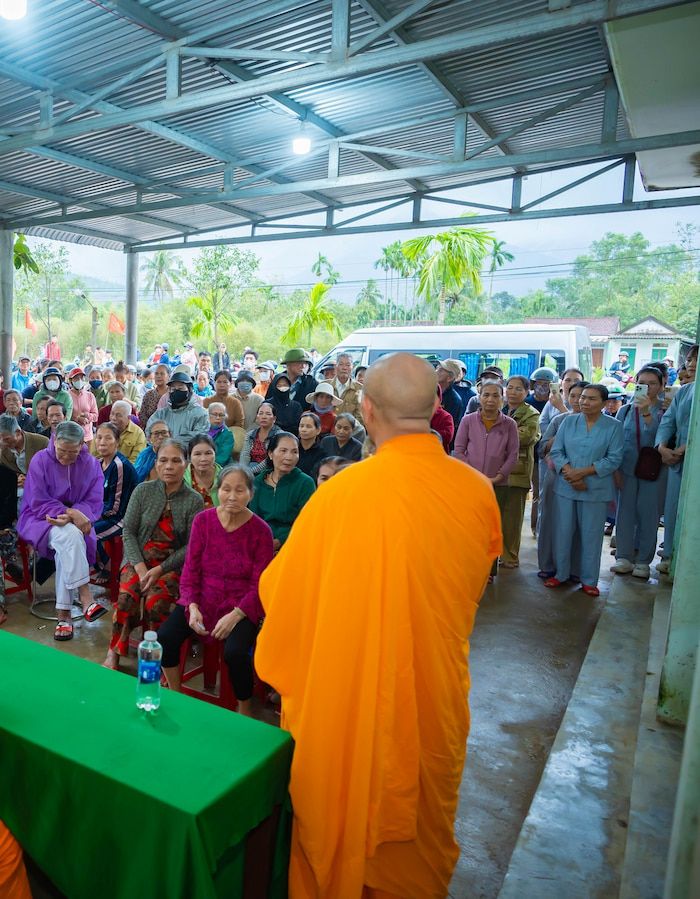Sư Phụ chia sẻ và gửi lời động viên, khích lệ bà con xã Chân Mây sớm vượt qua giai đoạn khó khăn