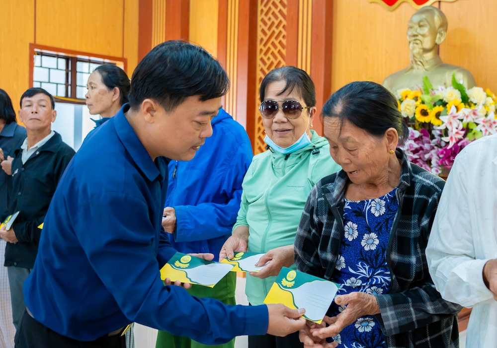 Mỗi gói quà nhỏ, mỗi bàn tay giúp sức là minh chứng cho tinh thần đoàn kết của người Việt Nam, là điểm tựa để bà con mạnh mẽ đứng lên