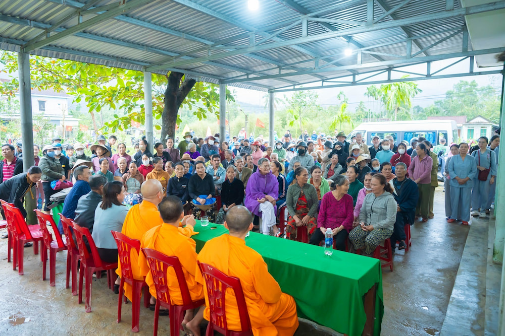 Tại xã Chân Mây - Lăng Cô (TP. Huế), chùa Ba Vàng trao tặng 400 suất quà đến những hộ dân chịu ảnh hưởng nặng nề của mưa lũ, gửi gắm sự sẻ chia, yêu thương, động viên đến các gia đình