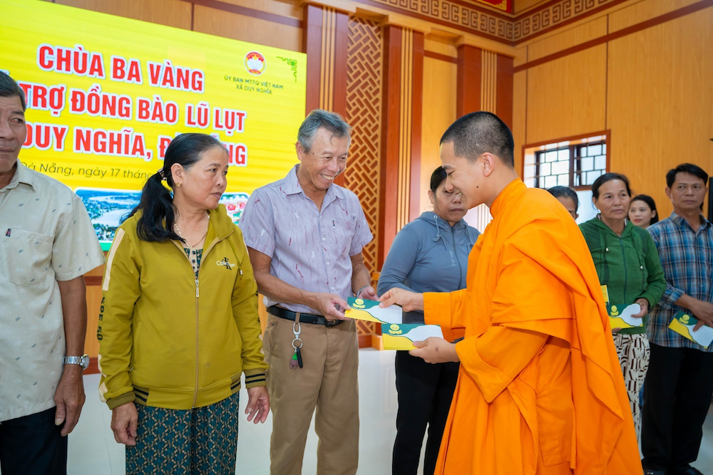 Chư Tăng trao gửi những phần quà đến cho những hộ gia đình bị ảnh hưởng bởi bão lũ
