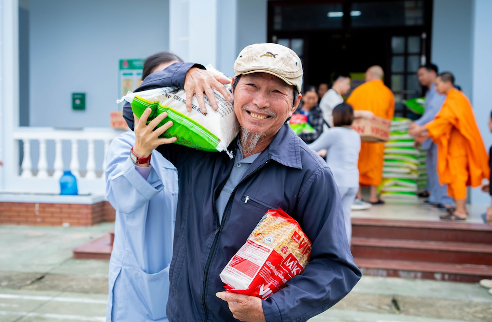 Người dân hoan hỷ đón nhận tấm lòng của nhà chùa