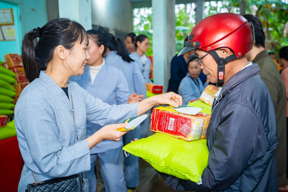 Các Phật tử trao quà đến người dân