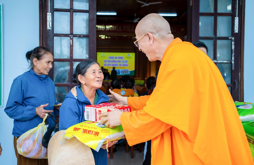 Cụ bà vui mừng đón nhận phần quà từ Thầy Thích Trúc Thái Minh