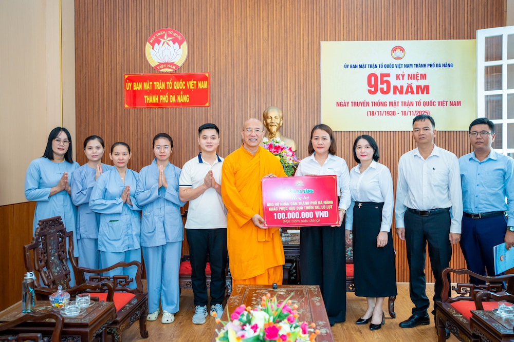 Tại Ủy ban MTTQVN Thành phố Đà Nẵng, chùa Ba Vàng trao tặng 100 triệu đồng ủng hộ bà con Nhân dân khắc phục hậu quả thiên tai, lũ lụt