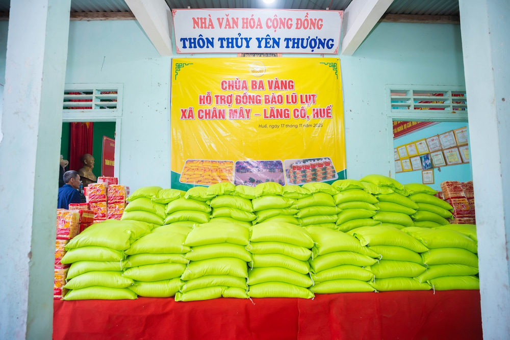 Tại xã Chân Mây - Lăng Cô (TP. Huế), chùa Ba Vàng trao tặng 400 suất quà đến những hộ dân chịu ảnh hưởng nặng nề của mưa lũ, gửi gắm sự sẻ chia, yêu thương, động viên đến các gia đình