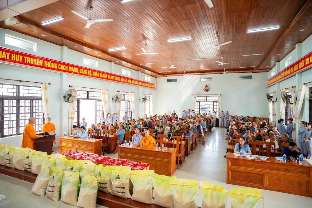 Những phần quà gửi gắm tình yêu thương, sự sẻ chia của Tăng Ni, Phật tử chùa Ba Vàng gửi đến bà con xã Duy Nghĩa, Thành phố Đà Nẵng
