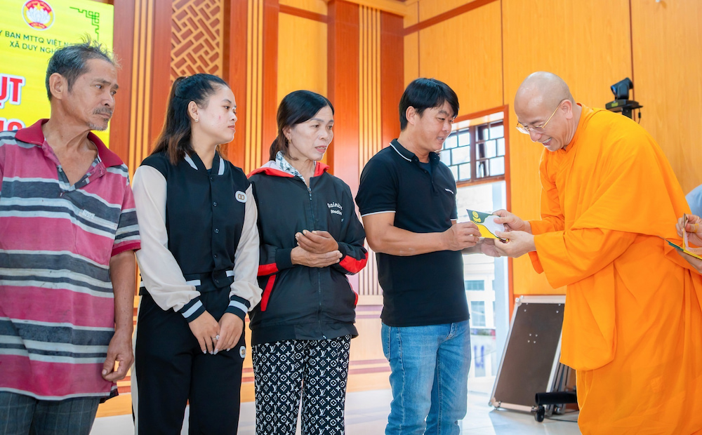 Sư Phụ trao quà tận tay đến các hộ gia đình chịu ảnh hưởng trong mưa lũ  