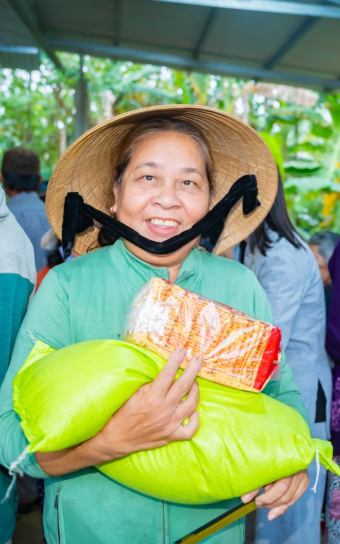 Người dân hoan hỷ đón nhận phần quà được trao trong chương trình