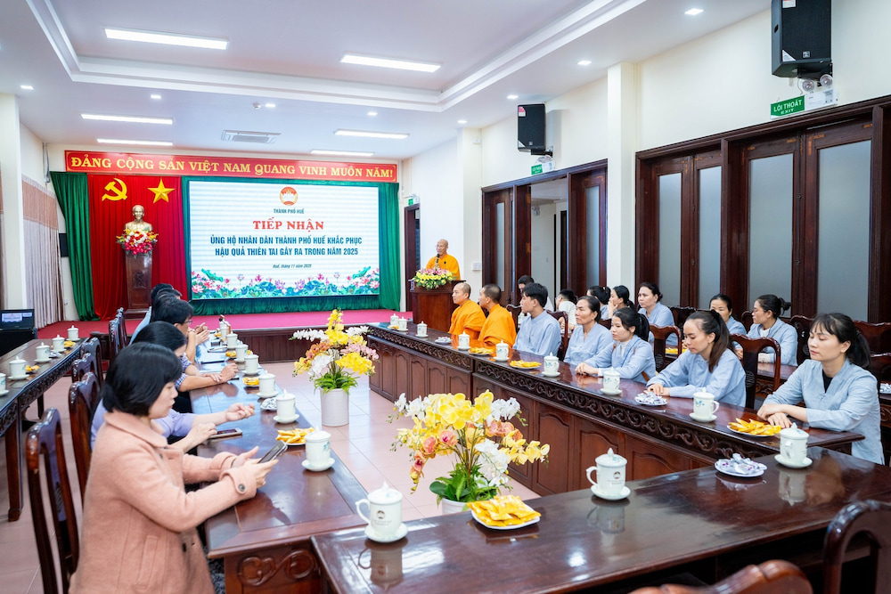 Trong buổi làm việc cùng các cán bộ Ủy ban MTTQVN Thành phố Huế, Thầy Thích Trúc Thái Minh chia sẻ: “Với tấm lòng từ bi, cứu khổ của Phật giáo, với tinh thần đùm bọc sẻ chia của người con Phật, hôm nay chúng tôi đến Ủy ban MTTQVN Thành phố Huế để chia sẻ phần nào khó khăn, động viên bà con vượt qua hoạn nạn. Mong bà con sớm khắc phục được hậu quả thiên tai, ổn định cuộc sống, xây dựng cuộc sống ngày càng an vui, hạnh phúc. Kính chúc các đồng chí trong lãnh đạo MTTQ, các ban ngành cơ quan Thành phố Huế dồi dào sức khỏe, tiếp tục lãnh đạo Nhân dân của thành phố ngày càng phát triển”